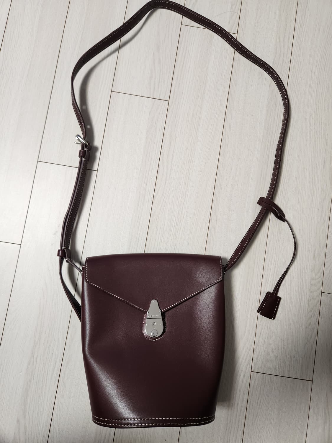 캘빈클라인 레더 버킷백

몇번 사용 안해서 사용감은 거의 없는데 보관하면 상품이미지1