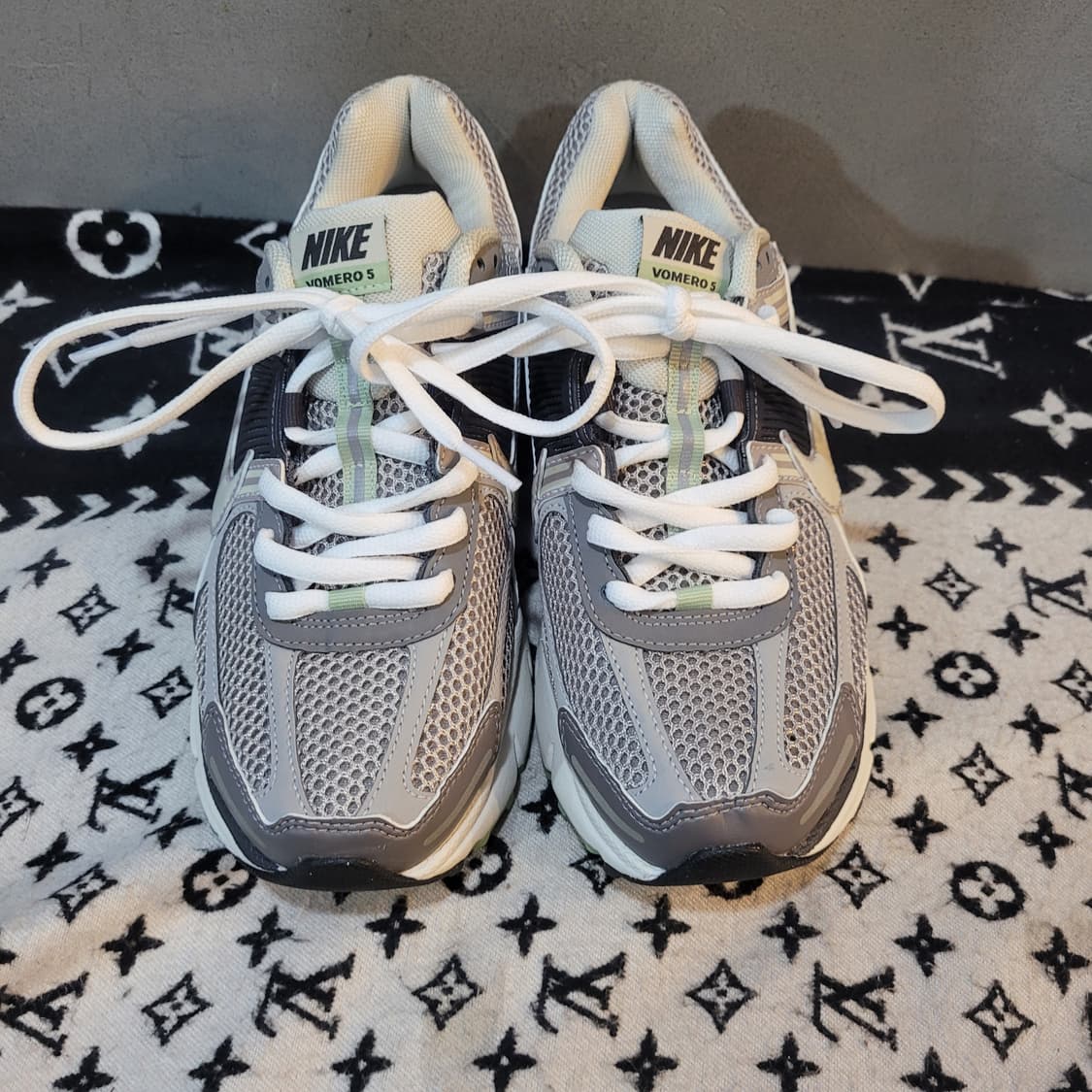 정품 나이키 줌 보메로5 코블스톤 상품이미지3