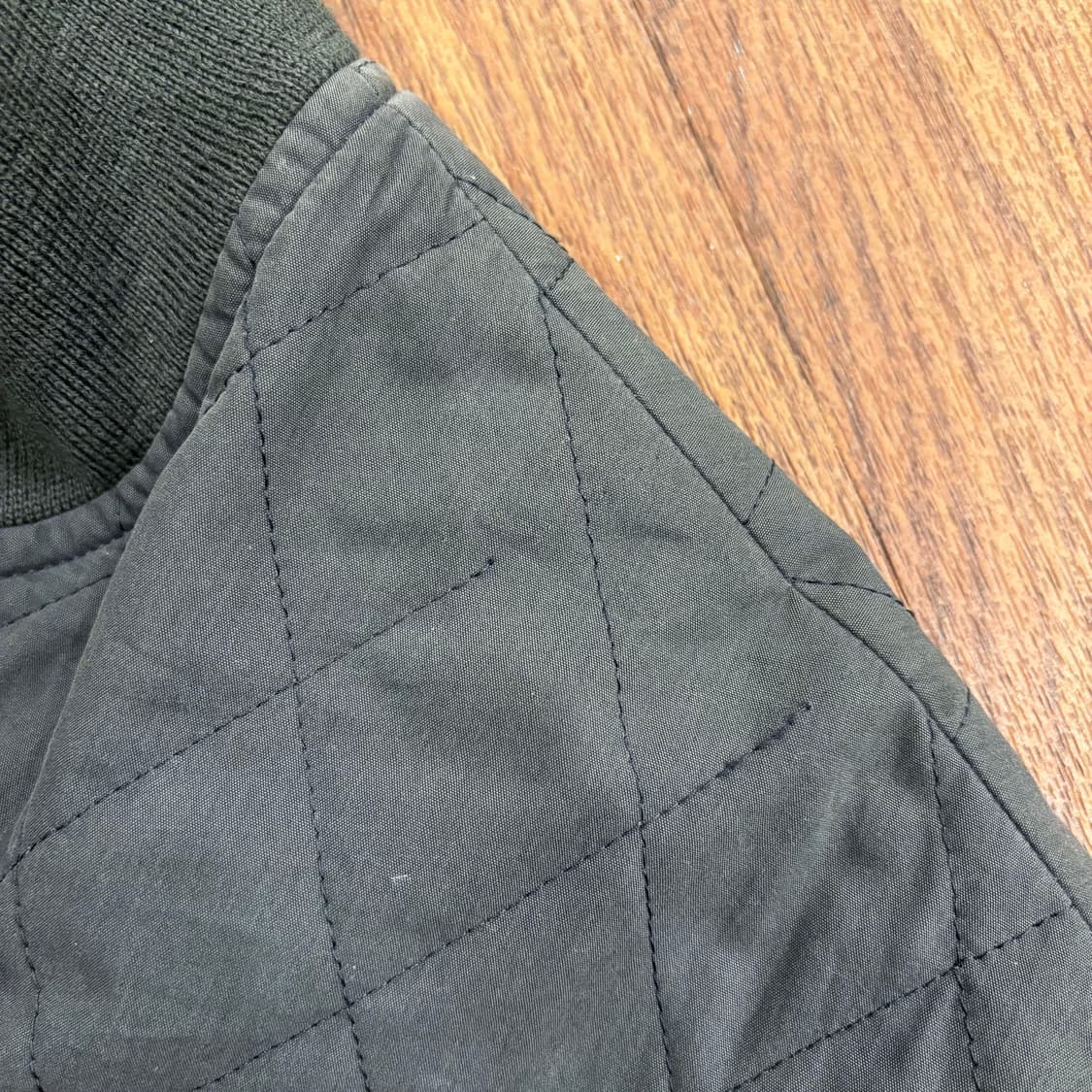 라코스테 리버시블 자켓 퀄팅 패턴 솔리드 메탈 로고 디테일 카키 블랙 상품이미지10