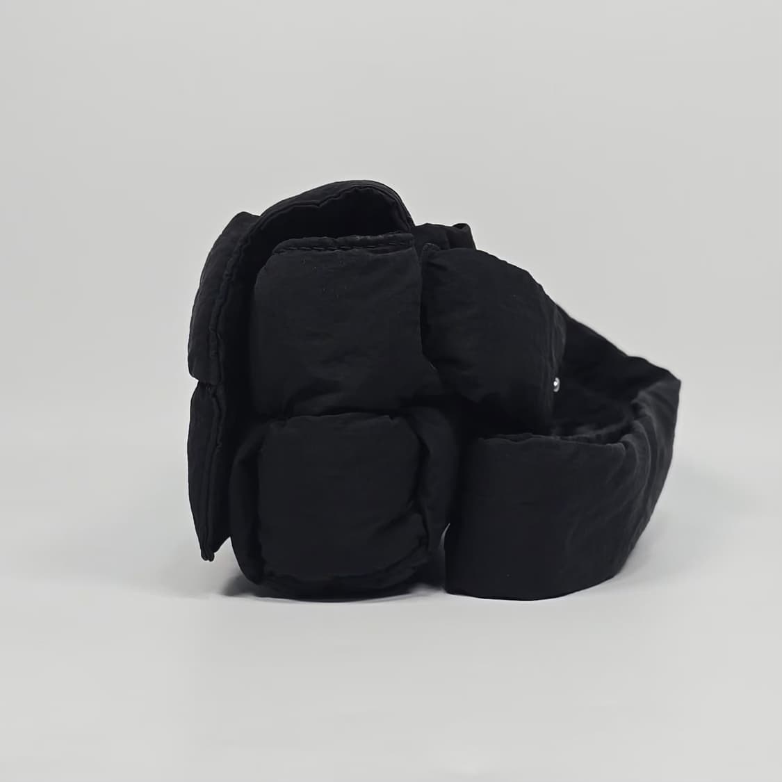 보테가베네타 패디드 테크 미니 카세트 벨트백 상품이미지5