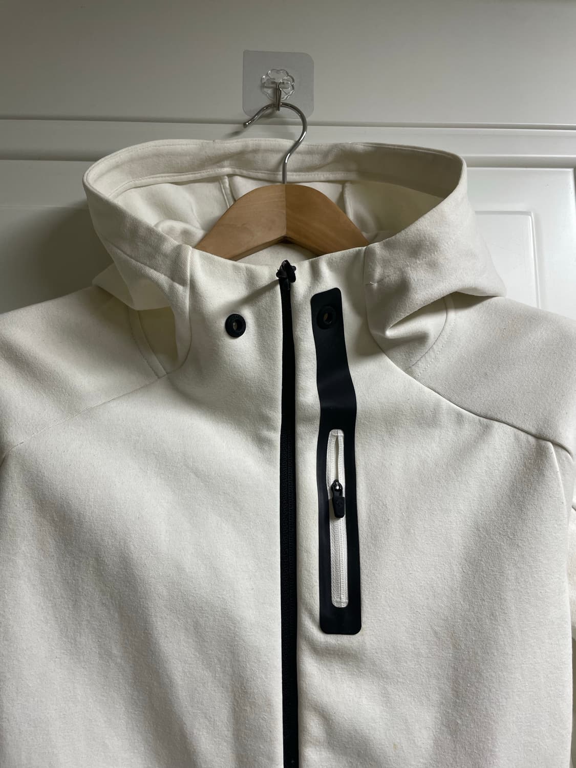 데상트 화이트 후드집업 상품이미지5