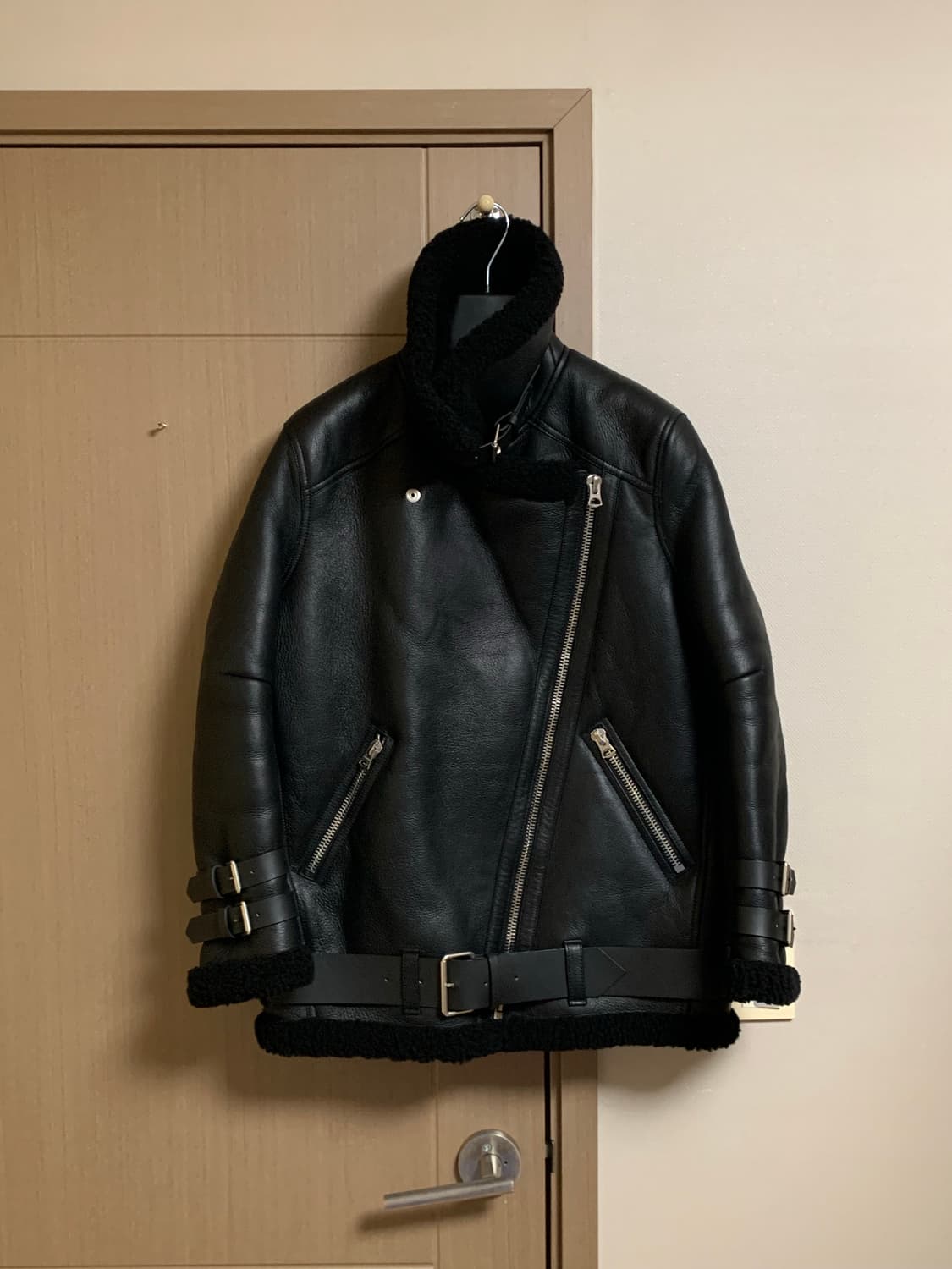 아크네스튜디오 벨로시티 무스탕 팝니다 (신세계택) 상품이미지2