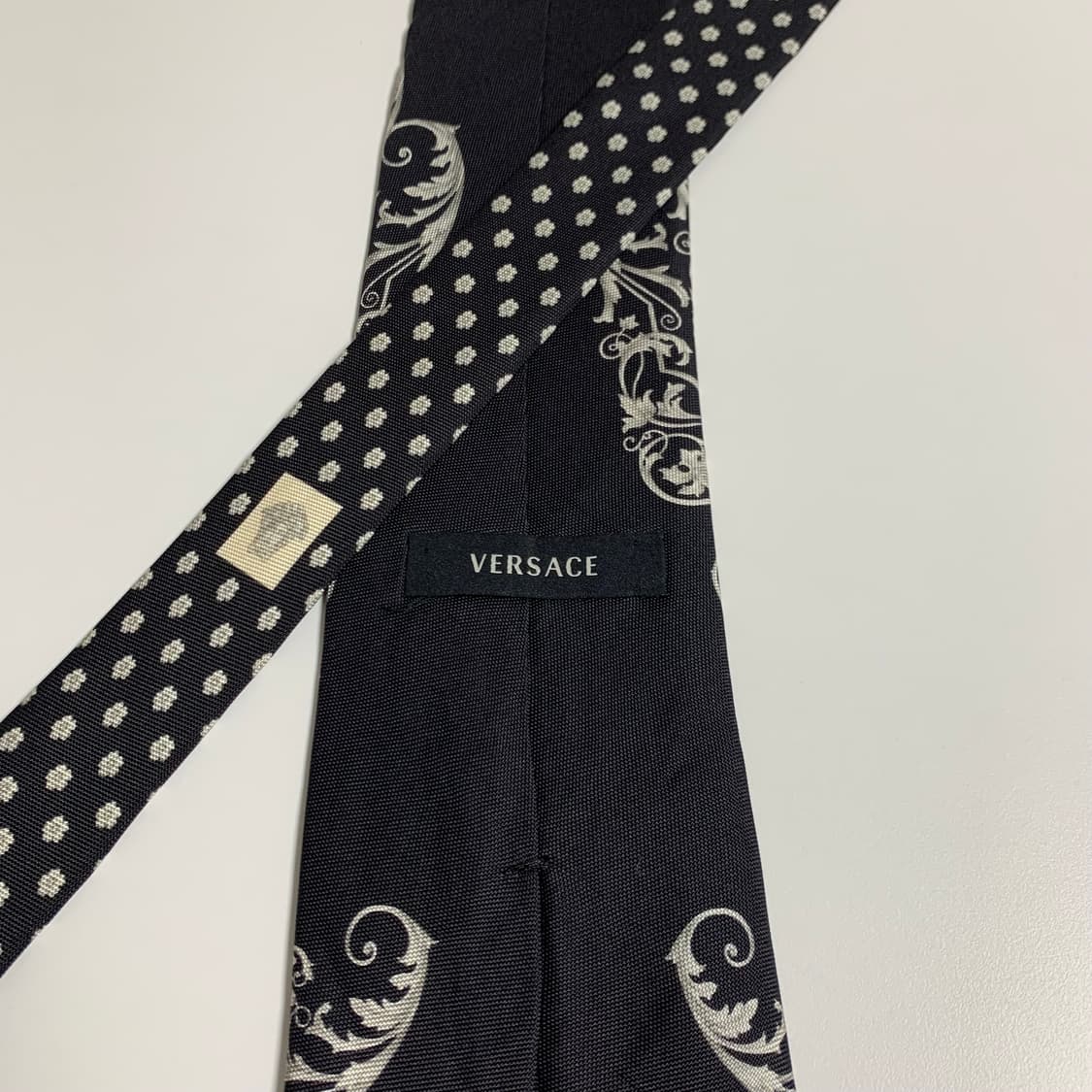 베르사체(VERSACE) 신형라벨 블랙컬러 페이즐리 명품넥타이 A+등급 상품이미지5