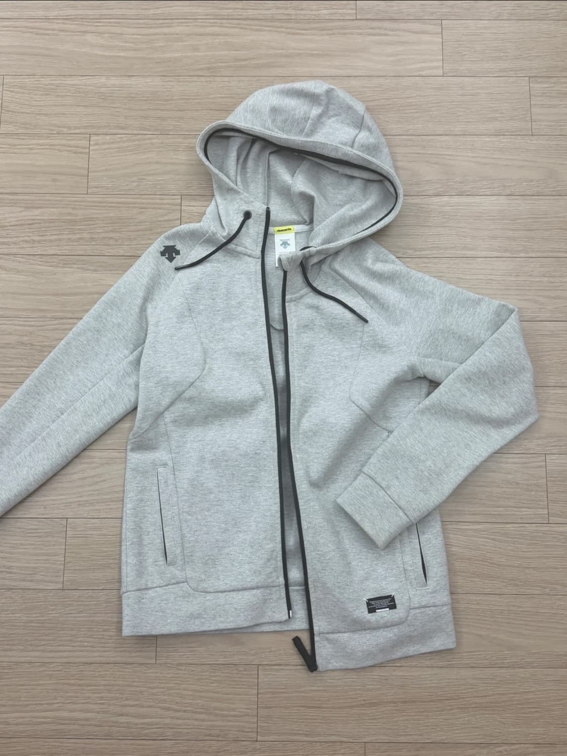 데상트 그레이 후드집업 상품이미지1