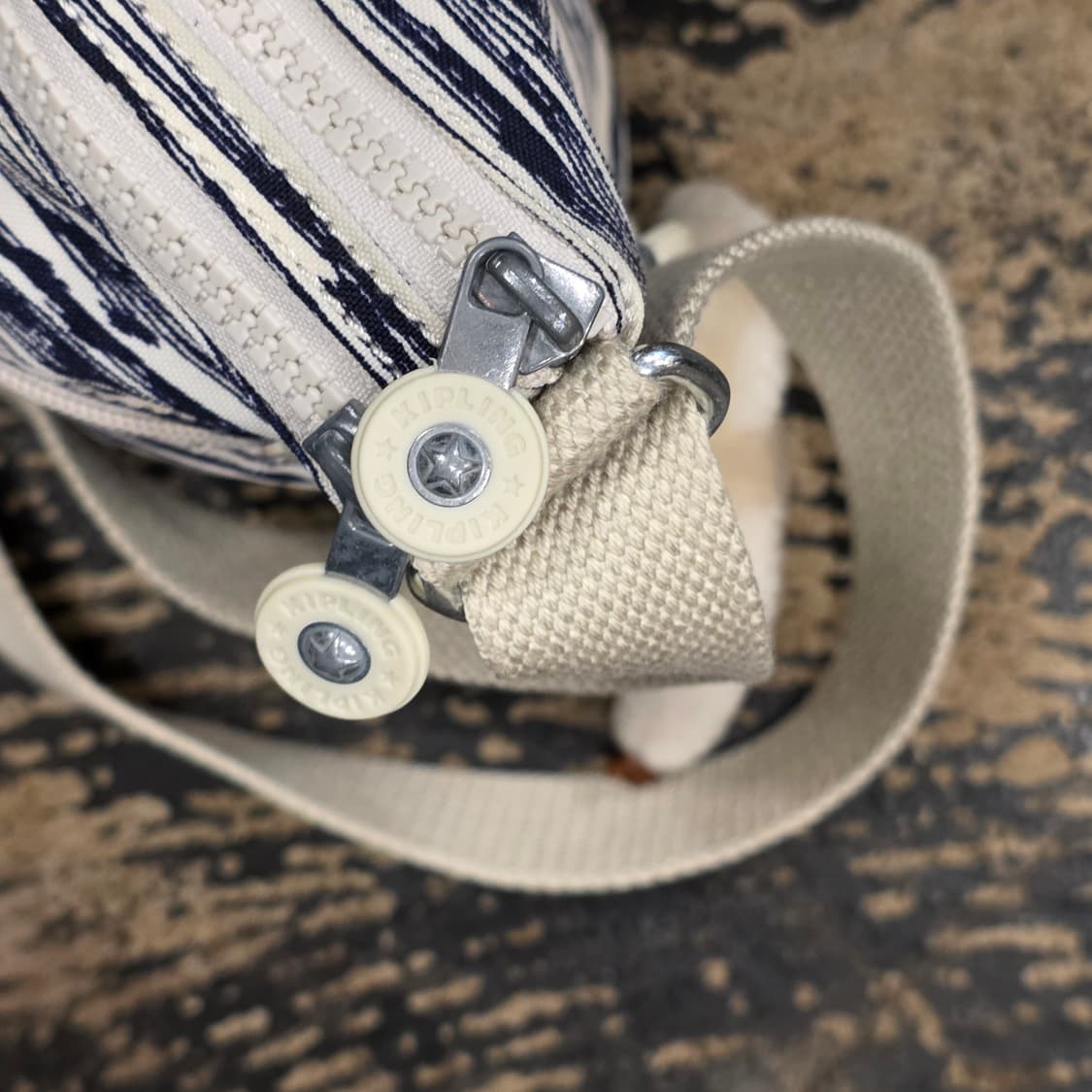 키플링 스트라이프 크로스백 상품이미지7