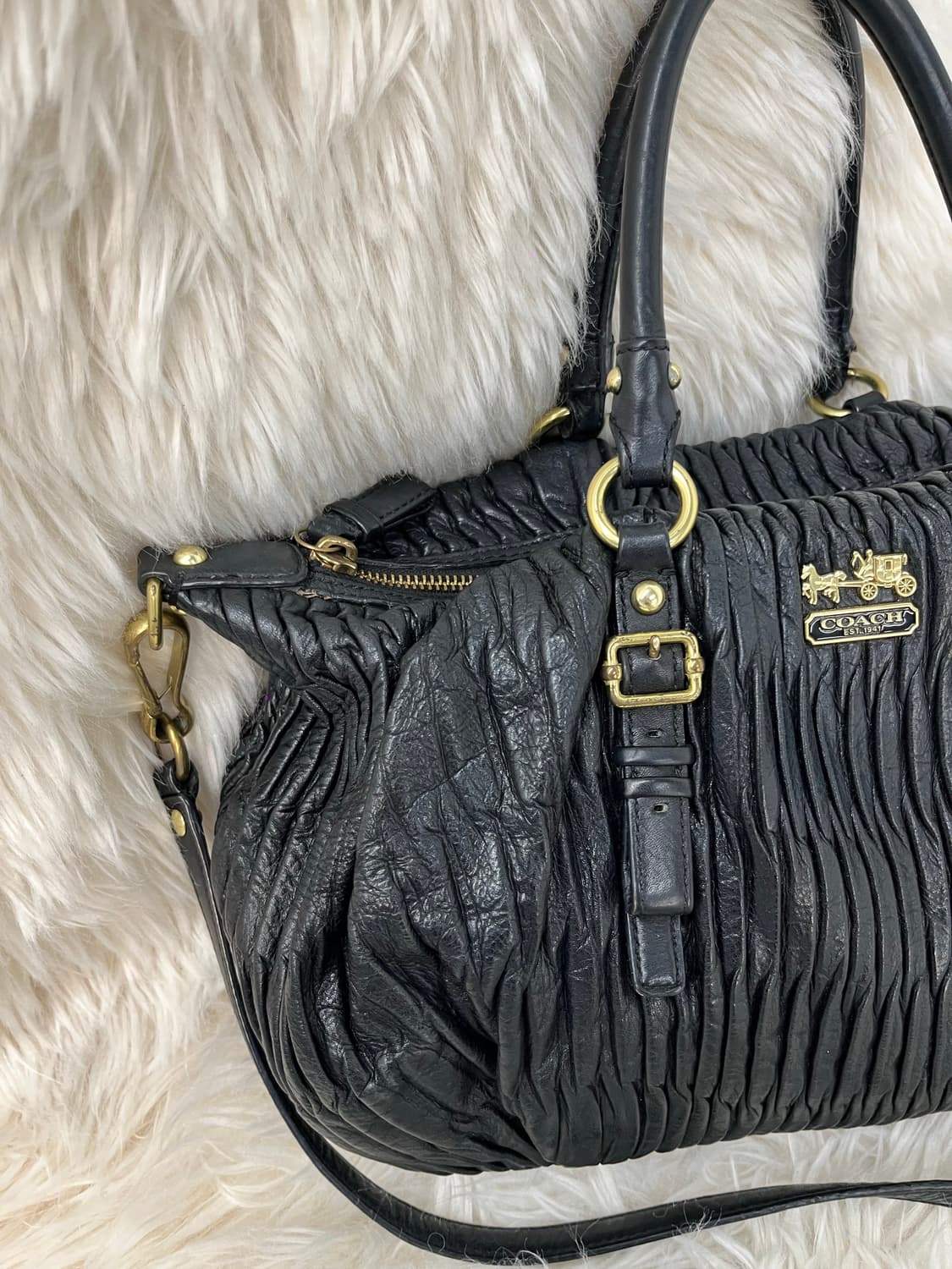 Coach crumpled leather shoulder bag 상품이미지4
