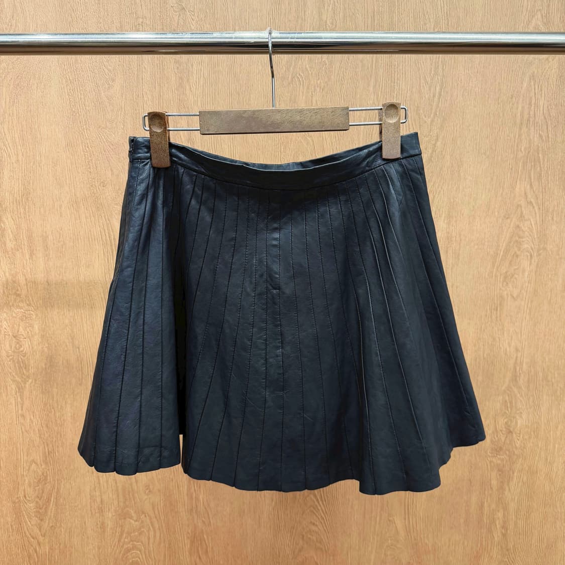 띠어리 A라인 양가죽 미니 스커트 세로 플리츠 사이드 클로징 디테일 블랙 상품이미지3