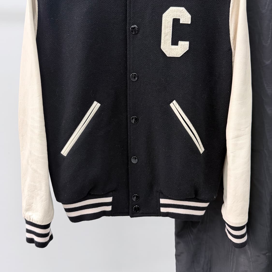 [A+급/46] 셀린느 C 로고 테디 바시티 자켓 블랙 상품이미지4