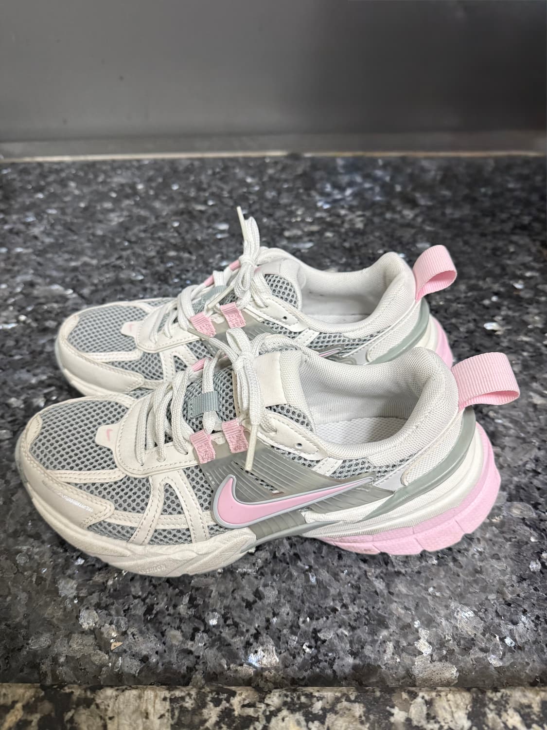 나이키 V2K Run 핑크 그레이 230사이즈 상품이미지4