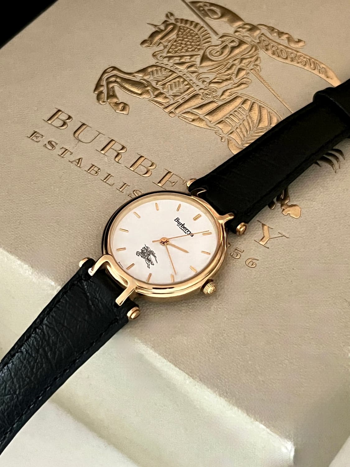 버버리 골드 라운드 화이트 다이얼 시계 / 케어 상품이미지5