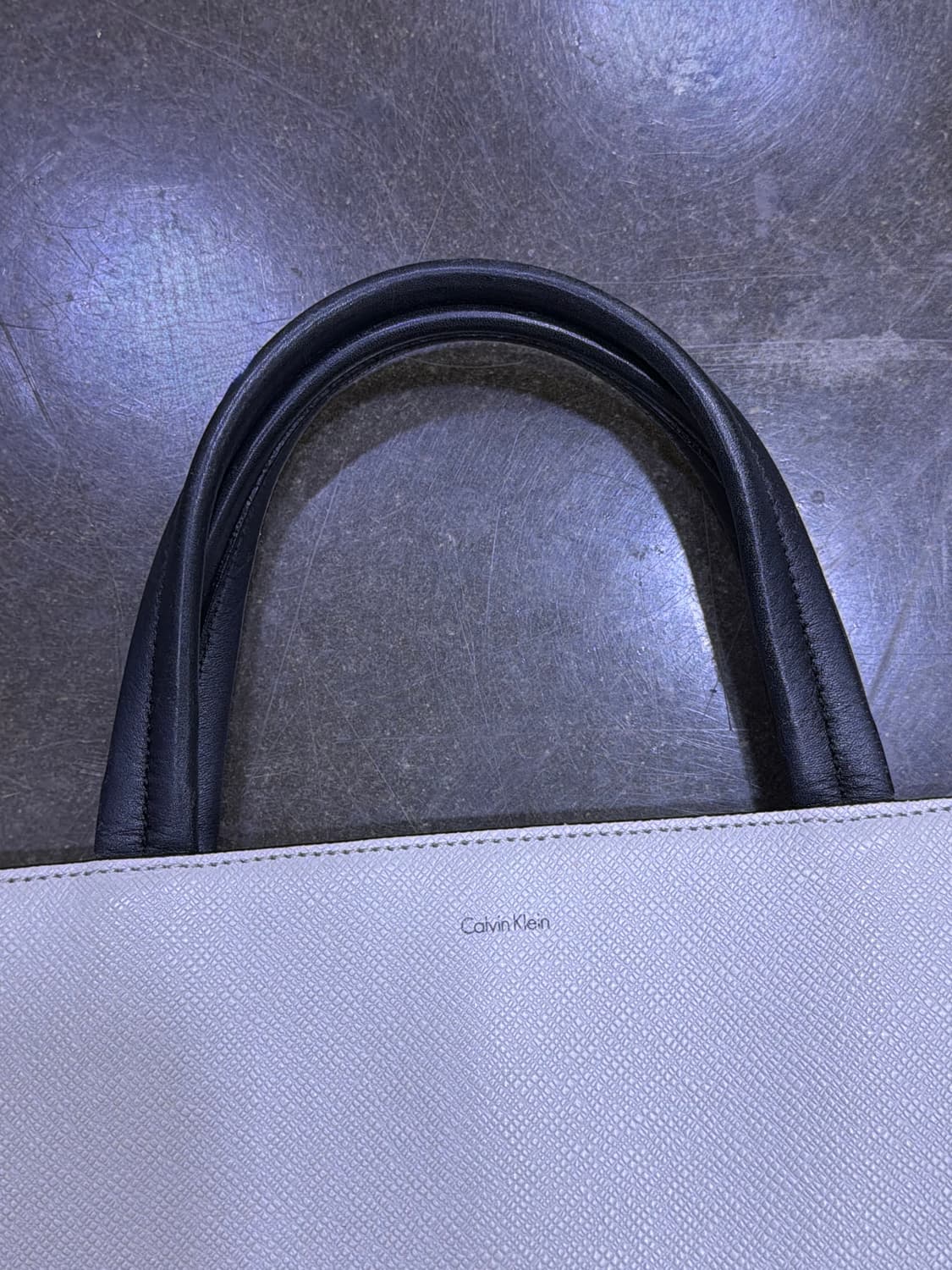 캘빈클라인 소가죽 블럭 블랙 화이트 콤비 컨템포러리 미니멀 투웨이 백 상품이미지4