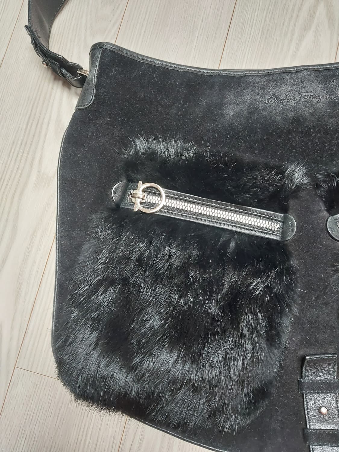 정품 페라가모 스웨이드 퍼 크로스백 상품이미지2