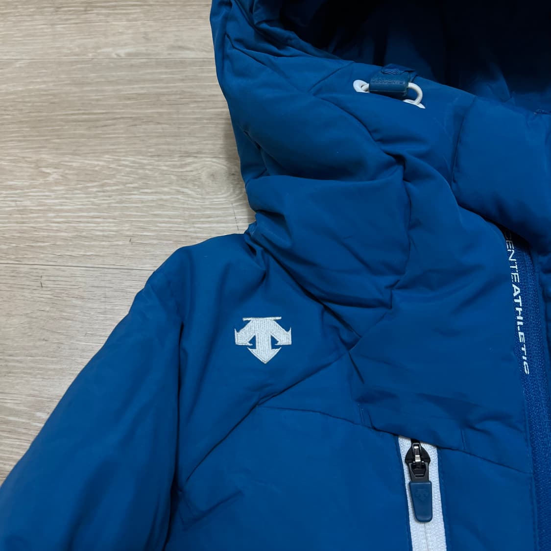 데상트 여성 스피릿마크 로고 후드 패딩 점퍼 [블루] S/85 상품이미지4