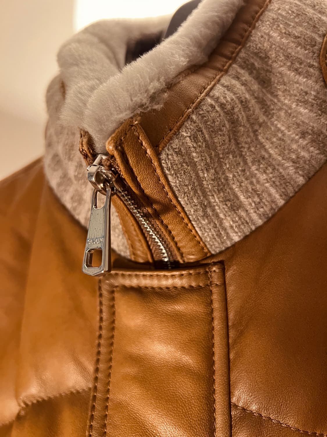 (완판모델) 갤럭시 라이프스타일 퀼팅 다운 가죽점퍼 브라운 95사이즈 상품이미지1