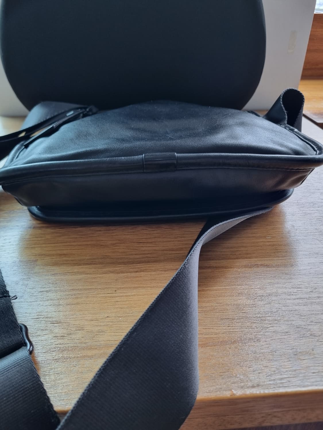 TUMI 블랙 가죽 크로스백 상품이미지5