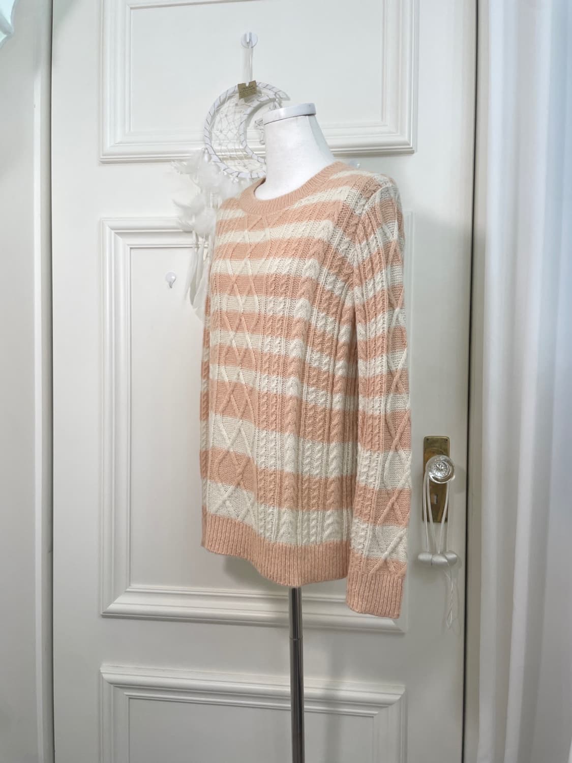 coral ivory stripe twist loose sweater 상품이미지2