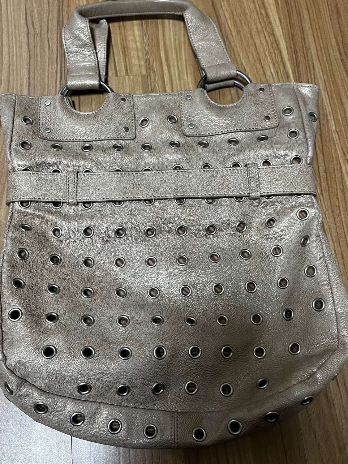 지센 펀칭 디테일 가죽 토트백 상품이미지3