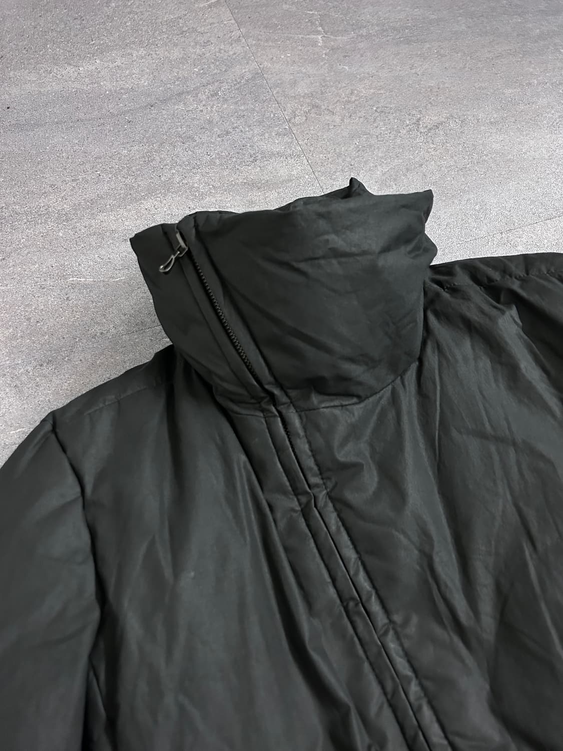 카즈유키 쿠마가이 사선 하이넥 다운 자켓 상품이미지3