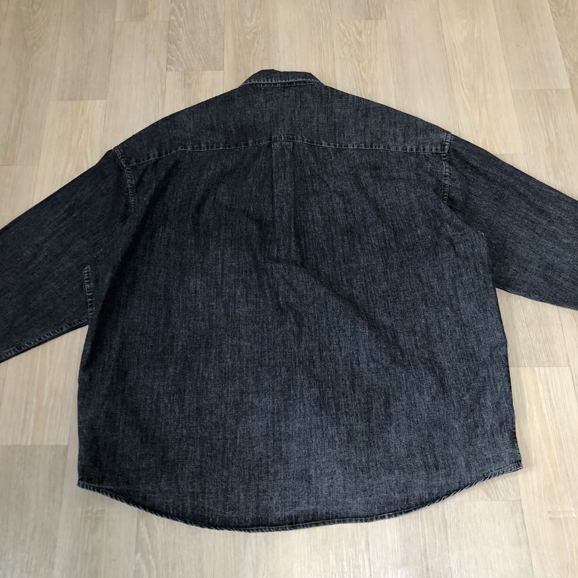 (L) 파르티멘토 PARTIMENTO 오버사이즈 스톤 워싱 데님셔츠 블랙 상품이미지8