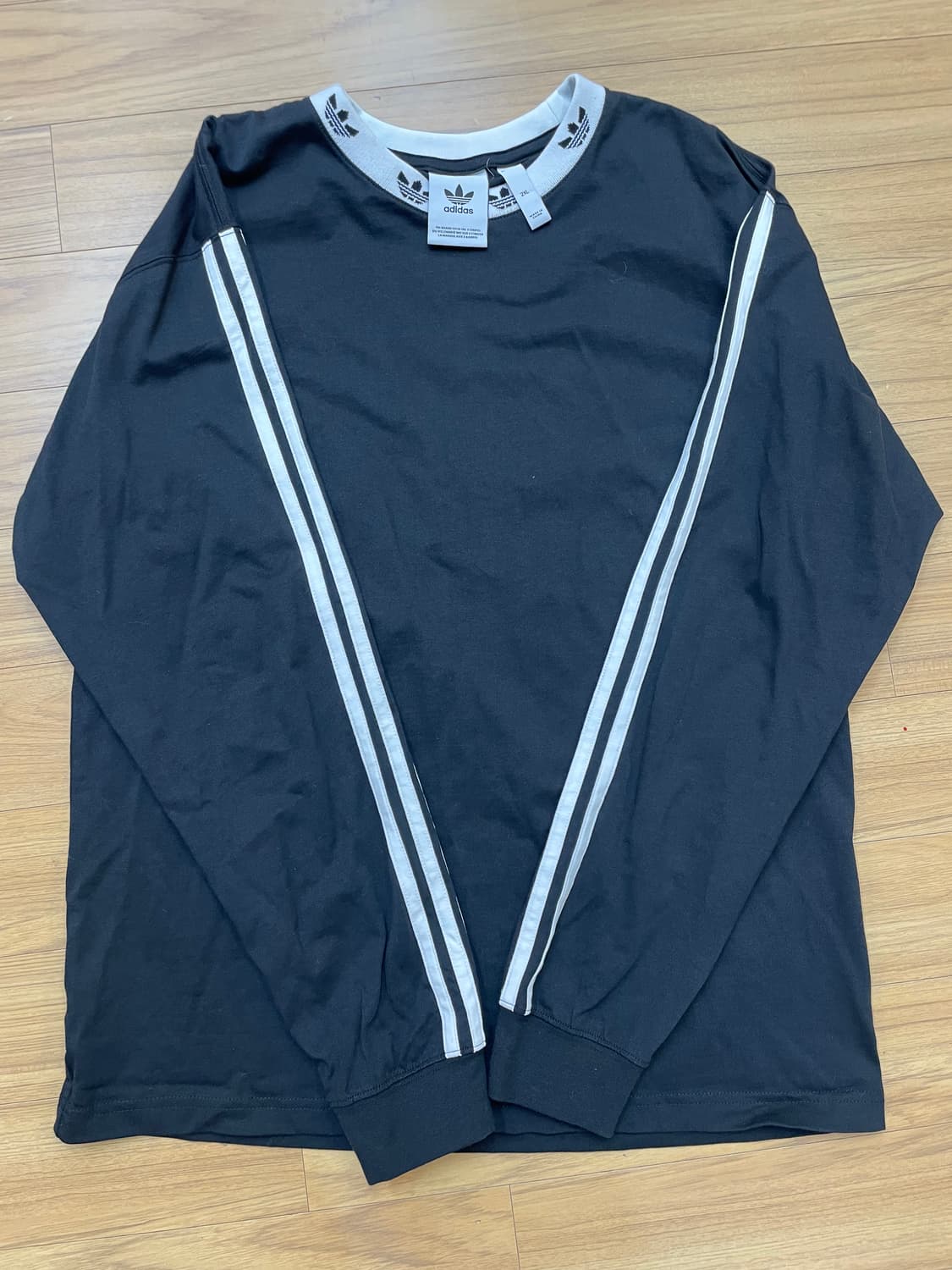 블랙 색상의 아디다스 긴팔 티셔츠입니다. 2XL 사이즈로, 흰색 삼선 포 상품이미지1