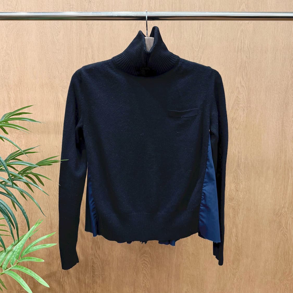 사카이 터틀넥 니트 백 플리츠 셔츠 도팅 레이어드 디테일 블랙 네이비 상품이미지1