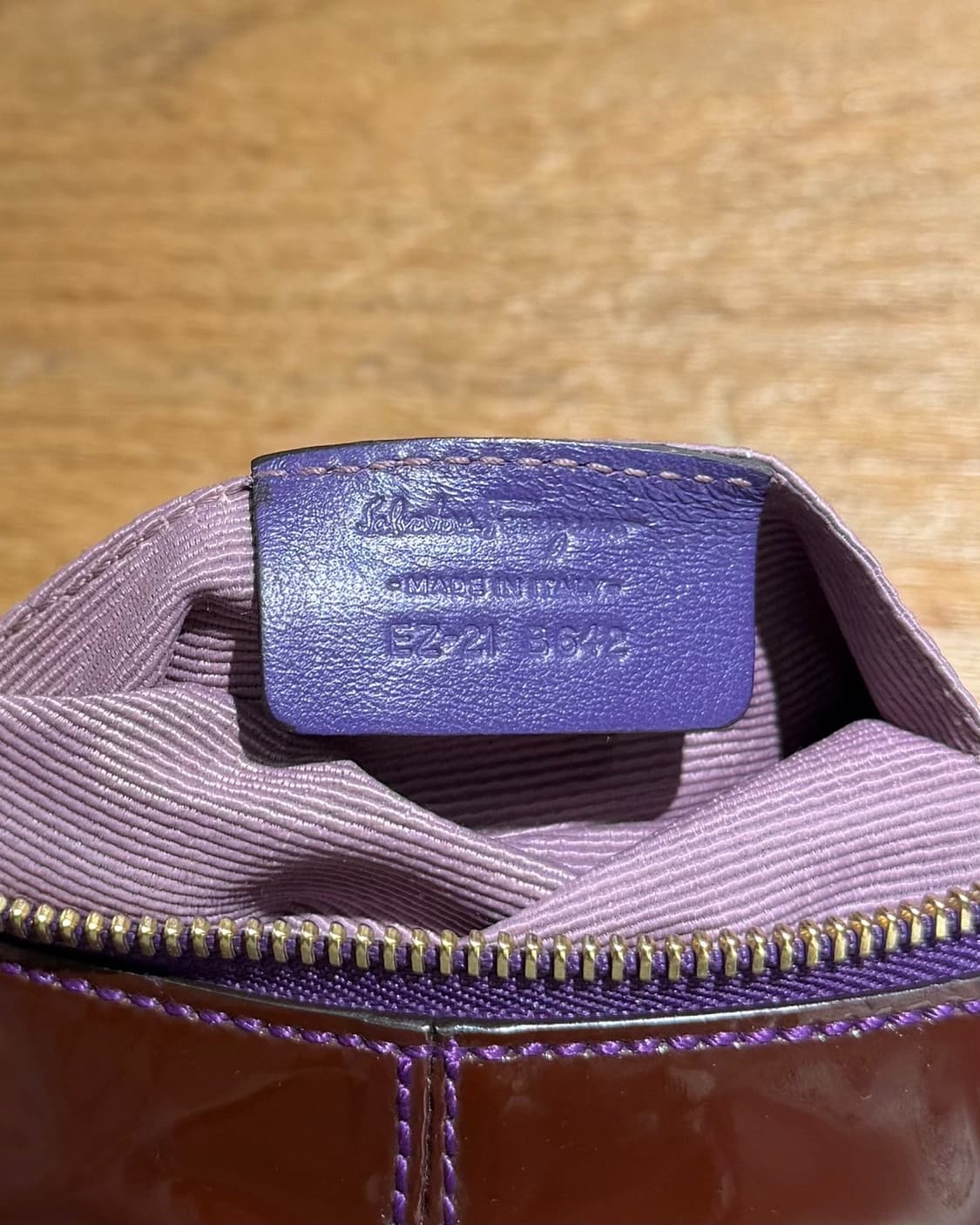 살바토레 페라가모 퍼플 바라 페이던트 레더 호보 크로스백 상품이미지9