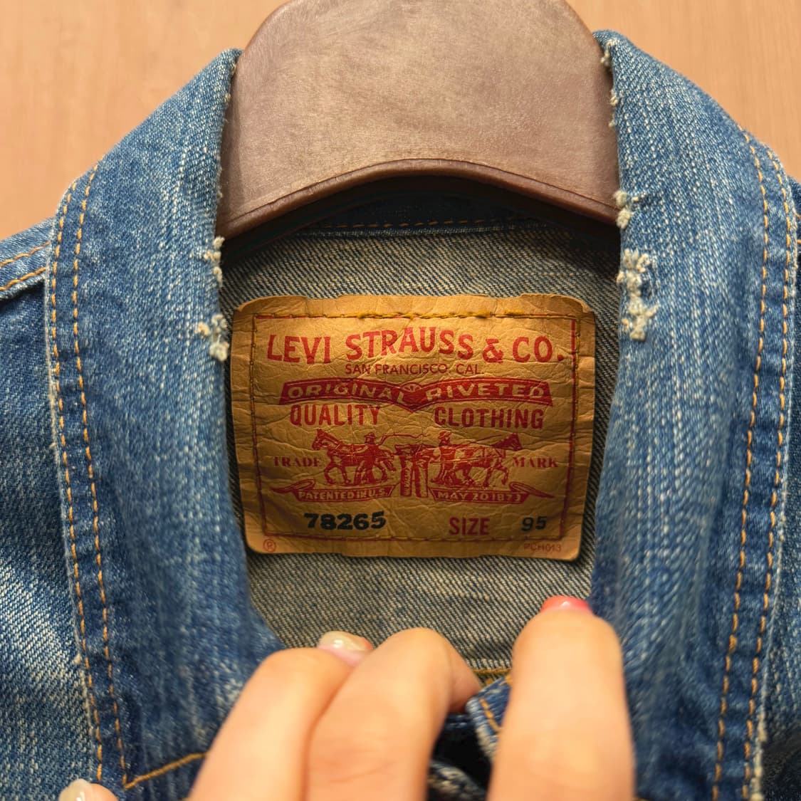 리바이스 슬림핏 데님 자켓 플랩 포켓 워싱 오렌지 스티치 디테일 진청 상품이미지7