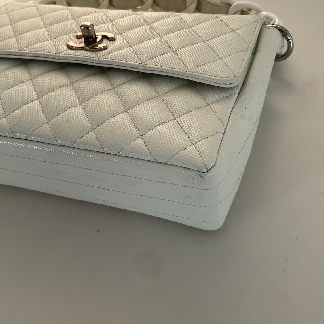 샤넬 클래식 화이트 페이던트 캐비어 코코 마크 플라스틱 볼드 체인플랩백 상품이미지4