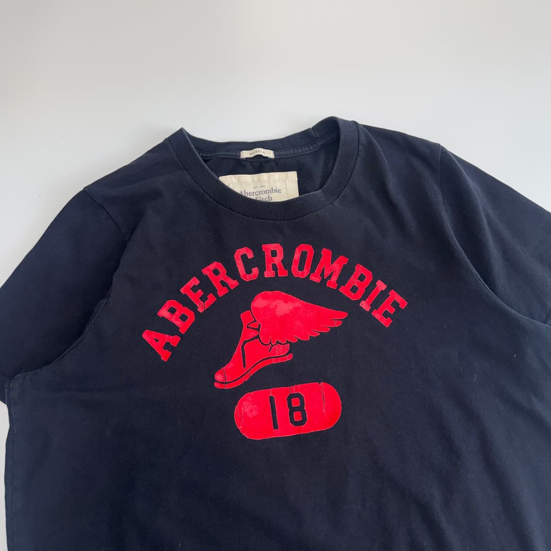 Abercrombie 아베크롬비 레드로고 다크 네이비 반팔 상품이미지4