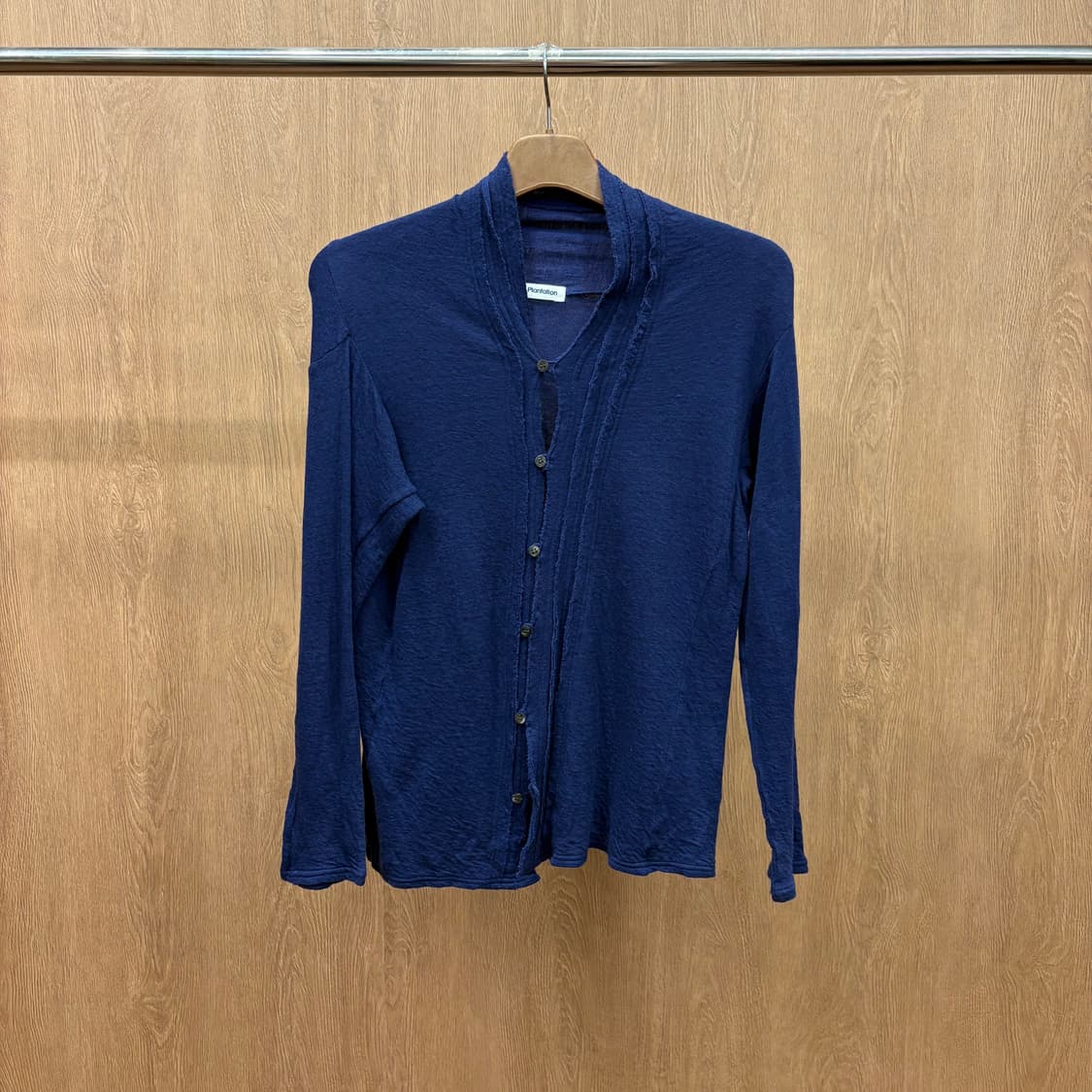 이세이미야케 플랜테이션 긴팔 가디건 풀버튼 숄칼라 러프 디테일 네이비 상품이미지2