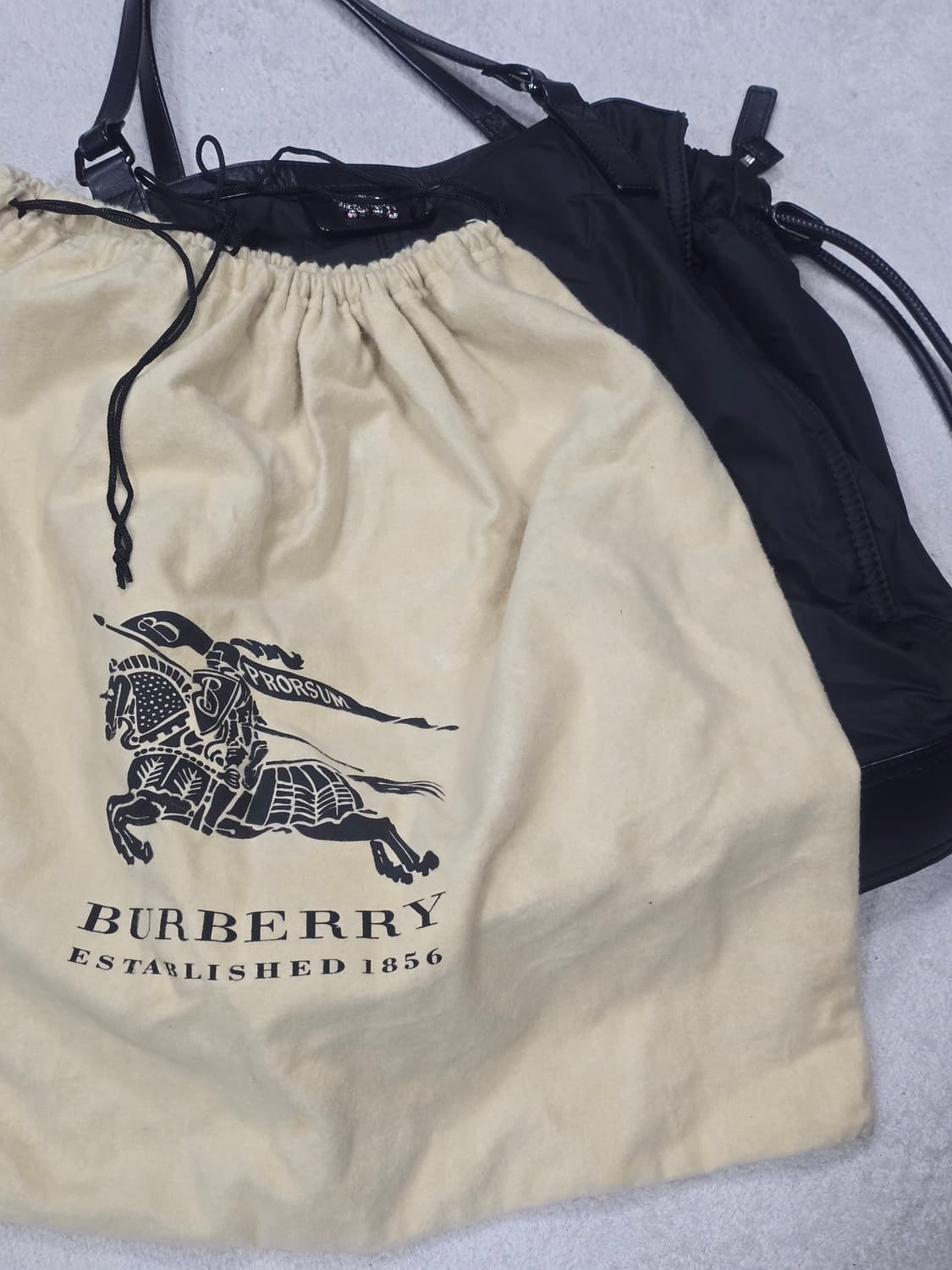 버버리 버클레이 나일론 금속장식 토트백  상품이미지1