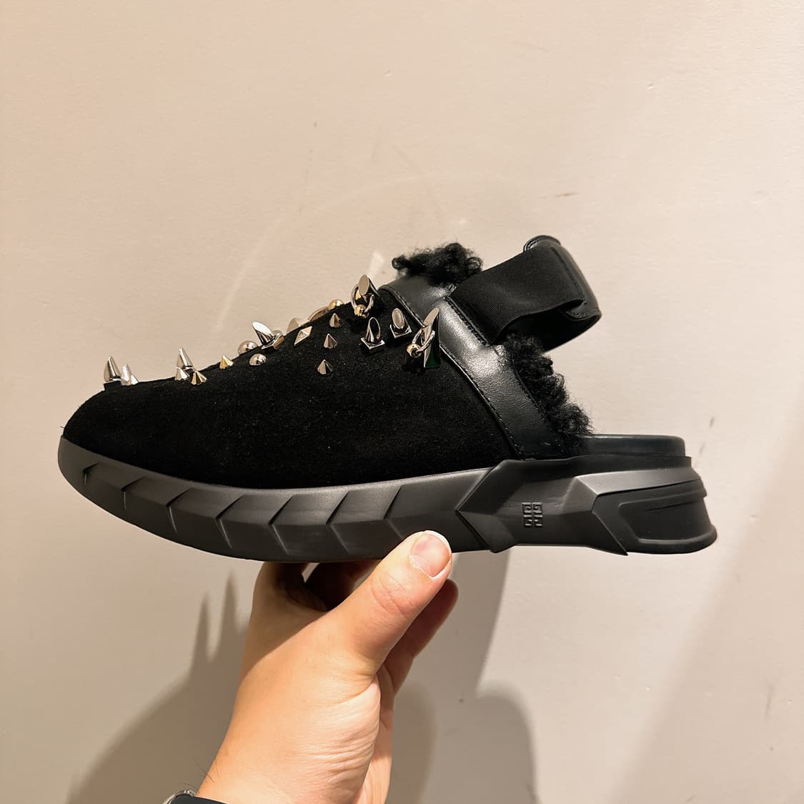 지방시 남성 스파이크 스터드 블랙 시어링 블로퍼 샌들 상품이미지2