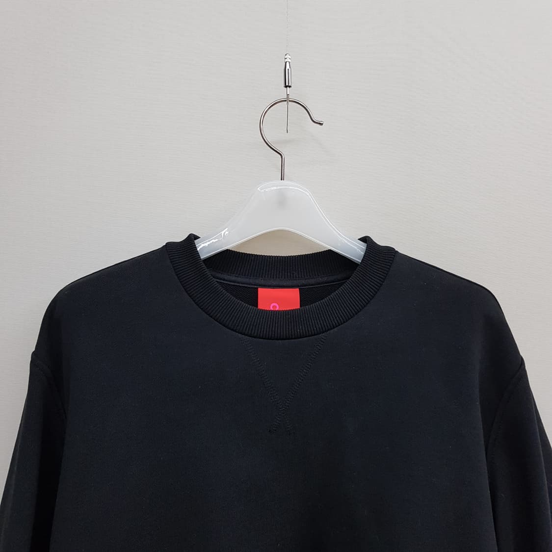 럭키슈에뜨 2023 우븐 배색 헴 스트링 맨투맨  36사이즈 상품이미지3