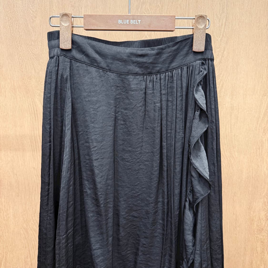 마쥬 언발란스 랩스타일 밴딩 롱 스커트 프릴 레이어드 디테일 블랙 상품이미지4