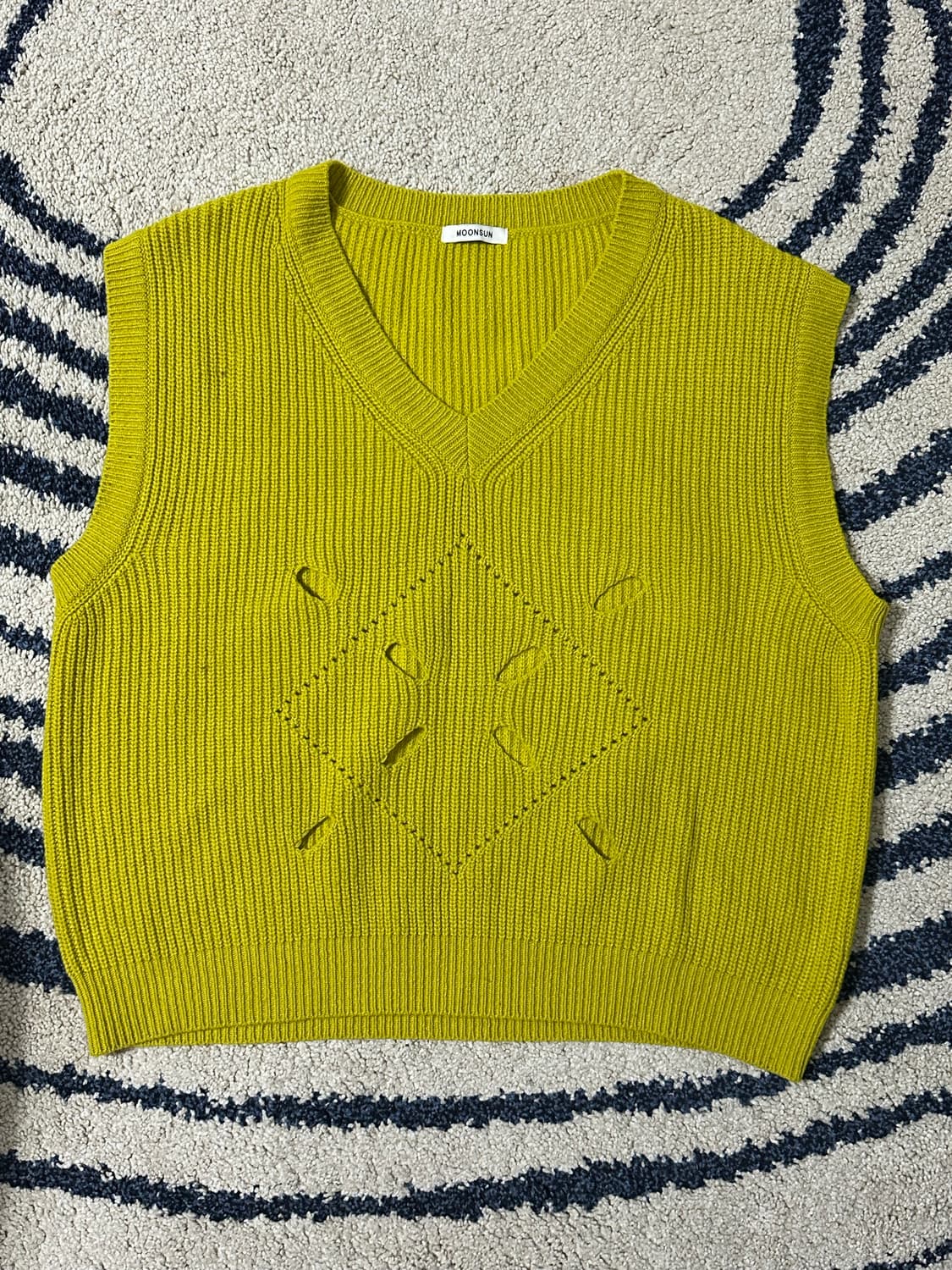문선 아가일 펀칭 니트베스트 머스타드 상품이미지2