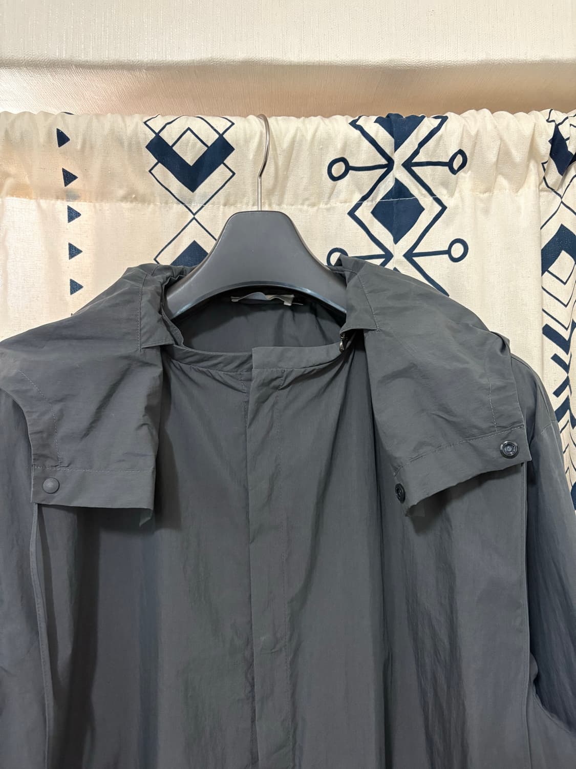 아모멘토 / 디테처블 후디 셔츠 차콜 상품이미지7