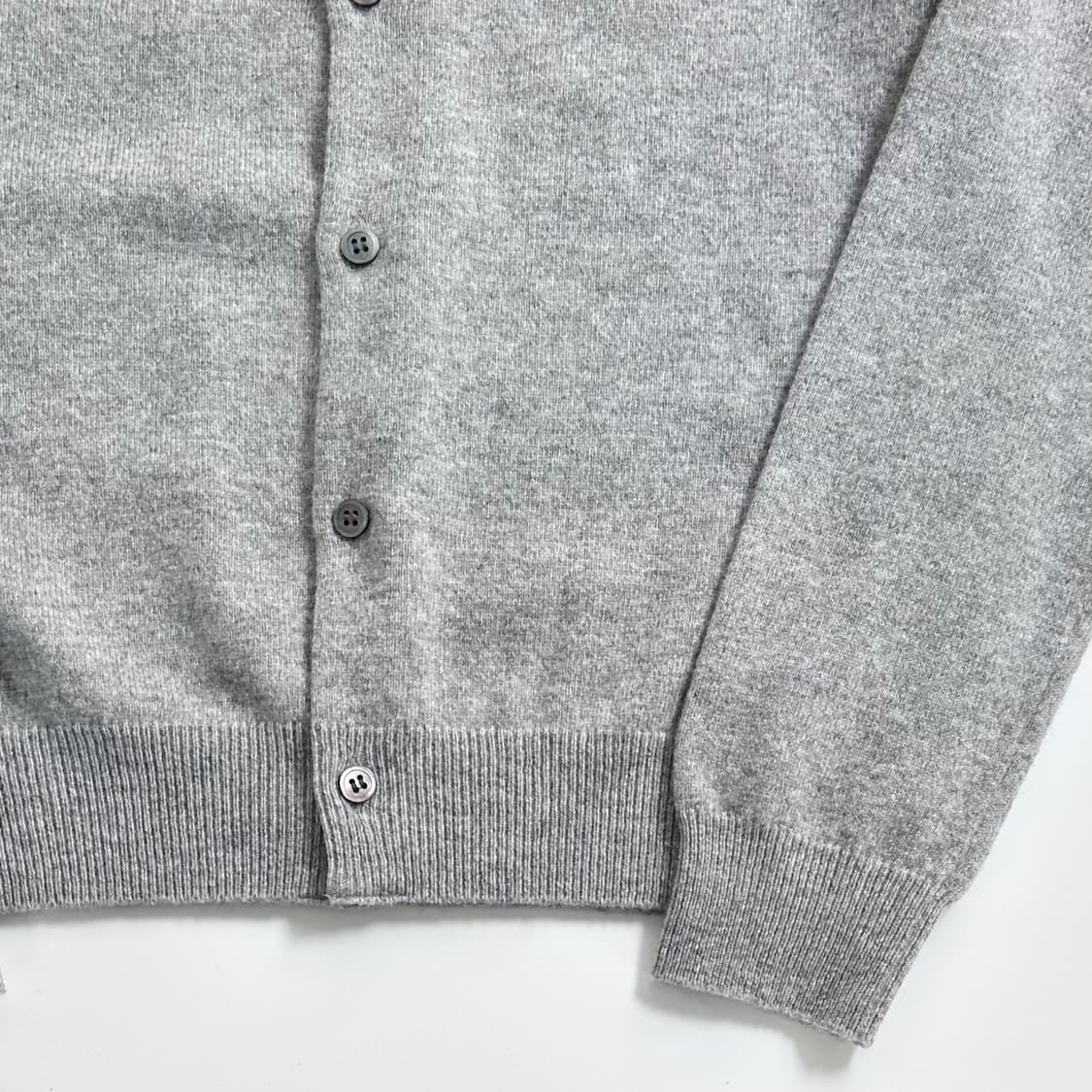 꼼데가르송 화이트 와펜 유넥 가디건 상품이미지4