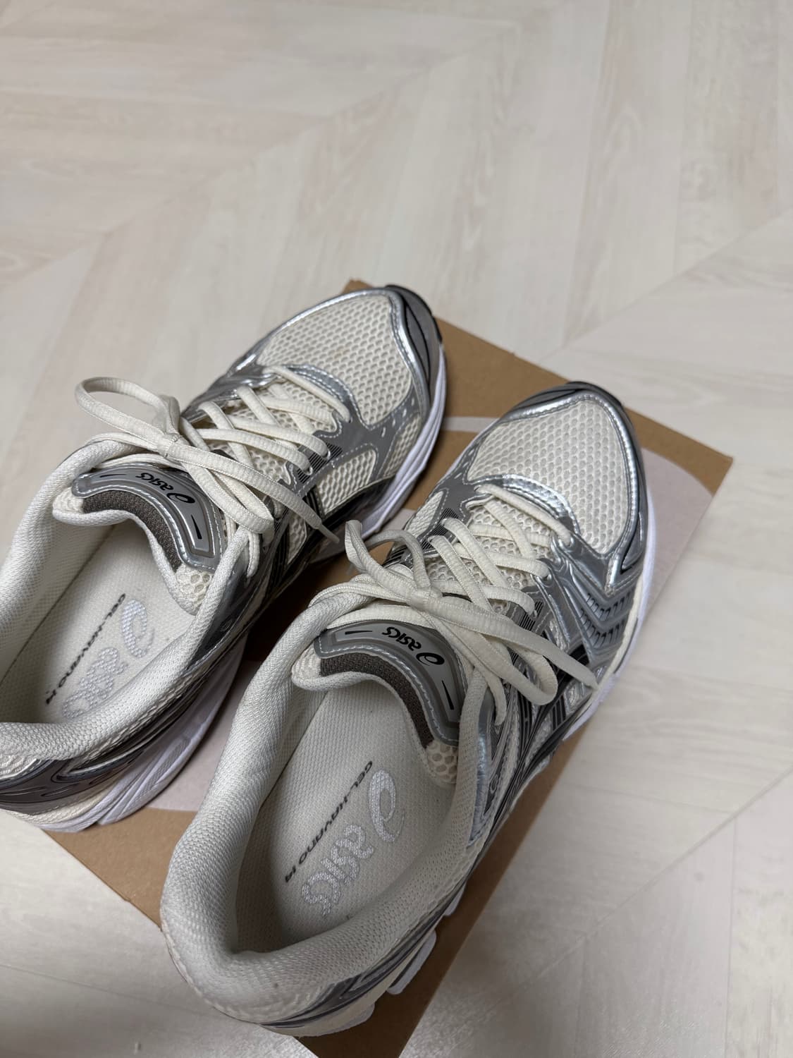 아식스 젤카야노14크림블랙 260 팔아요 상품이미지5