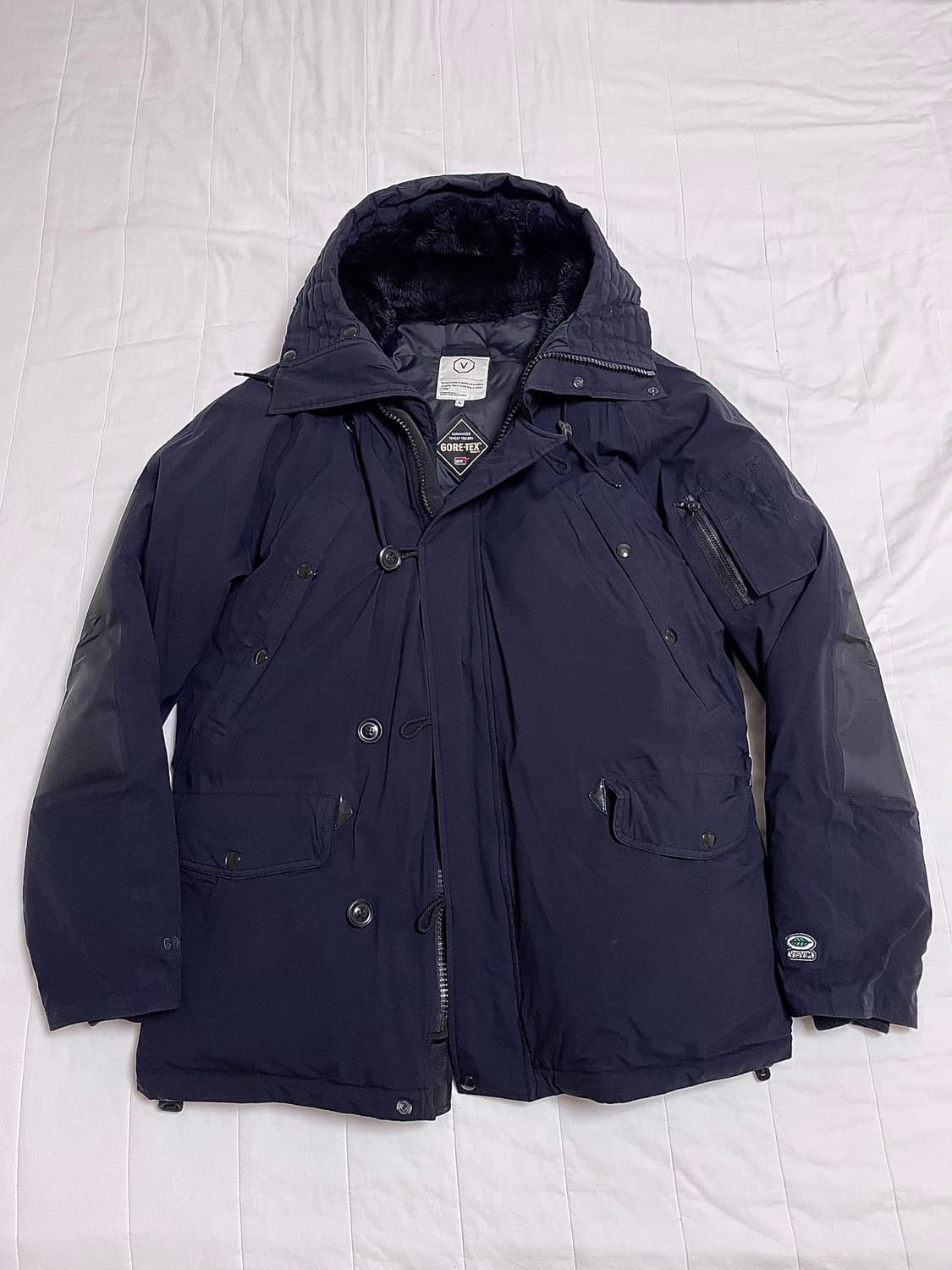 비즈빔 고어텍스 발데즈 다운 봄버 L 네이버후드 더블탭스 상품이미지1