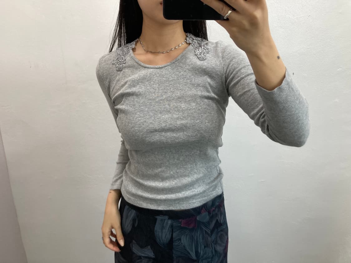 그레이 넥 자수 긴팔티 상품이미지1