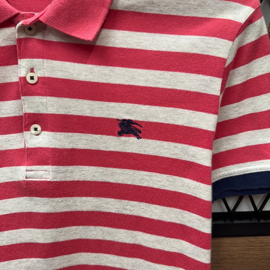 버버리 블랙 라벨 카라 반팔 티셔츠 전면 기사 로고 포인트 핑크 상품이미지5