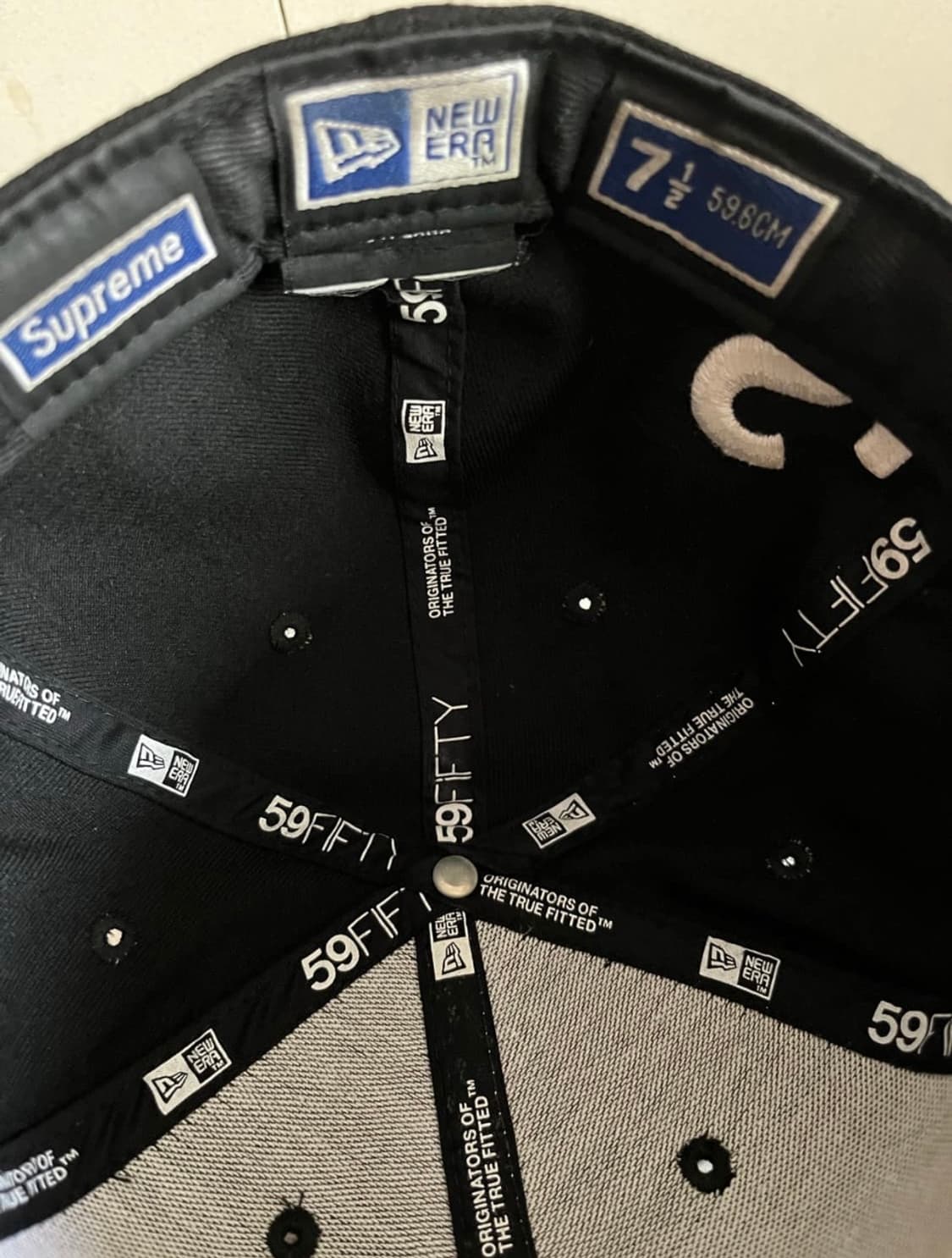 슈프림 사이드로고 뉴에라 캡 7 1/2 (정품) 상품이미지3