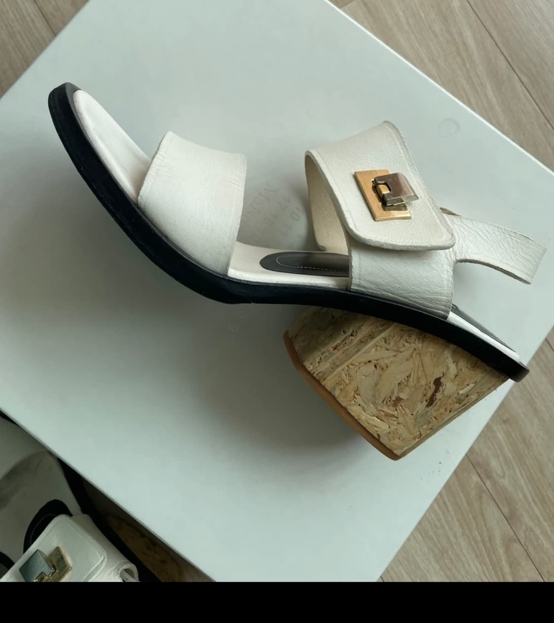 발렌시아가 가죽 샌들 상품이미지1