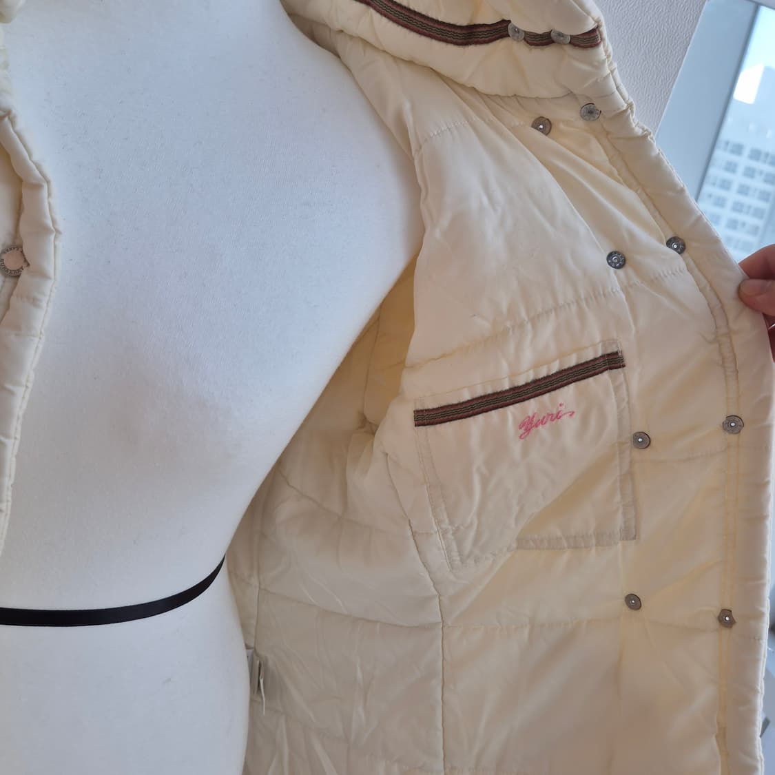 버버리 블루라벨 하트참 아이보리 패딩 (모자 탈부착 가능) 상품이미지4