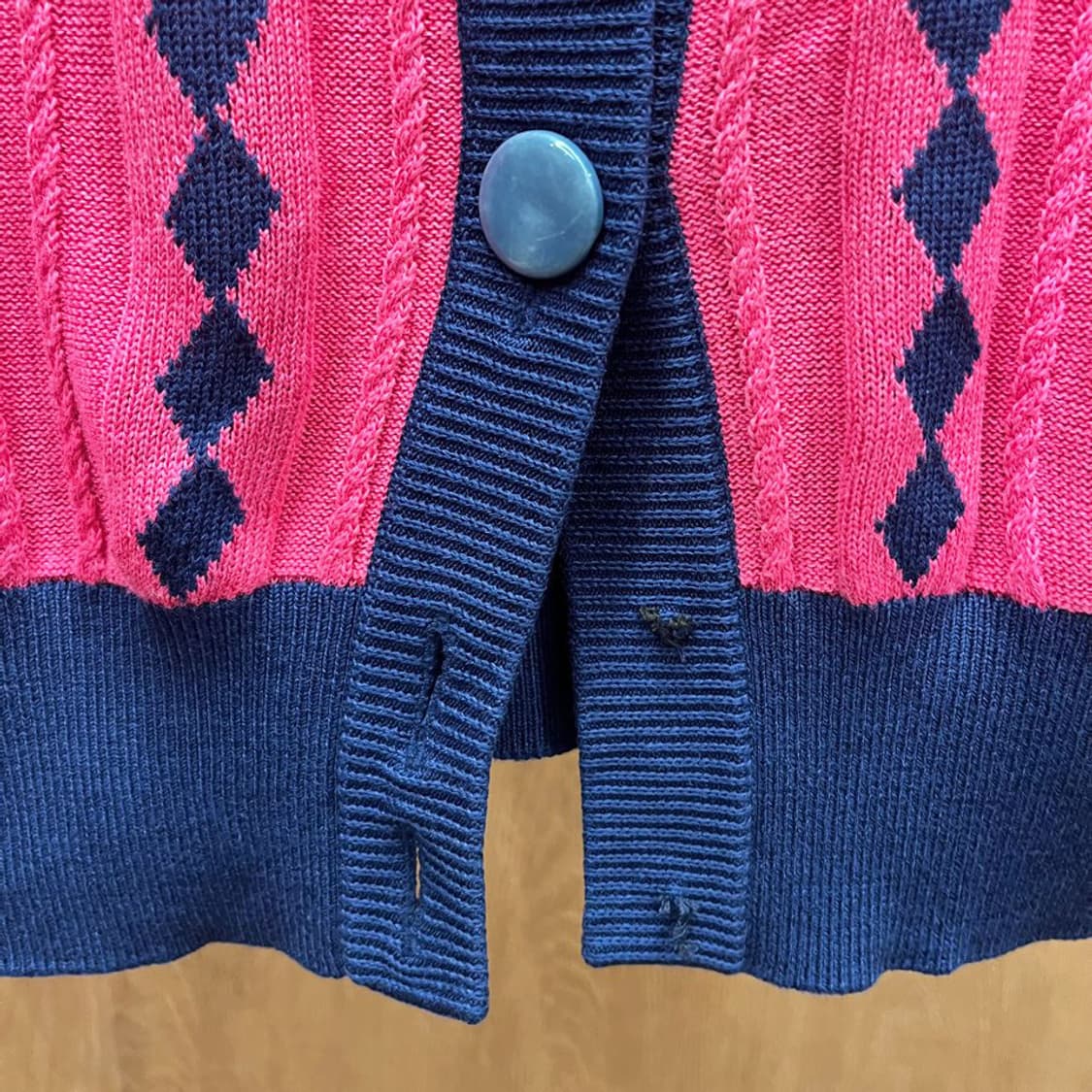 입생로랑 니트 가디건 배색 밑단 커프 아가일 패턴 디테일 핑크 네이비 상품이미지9