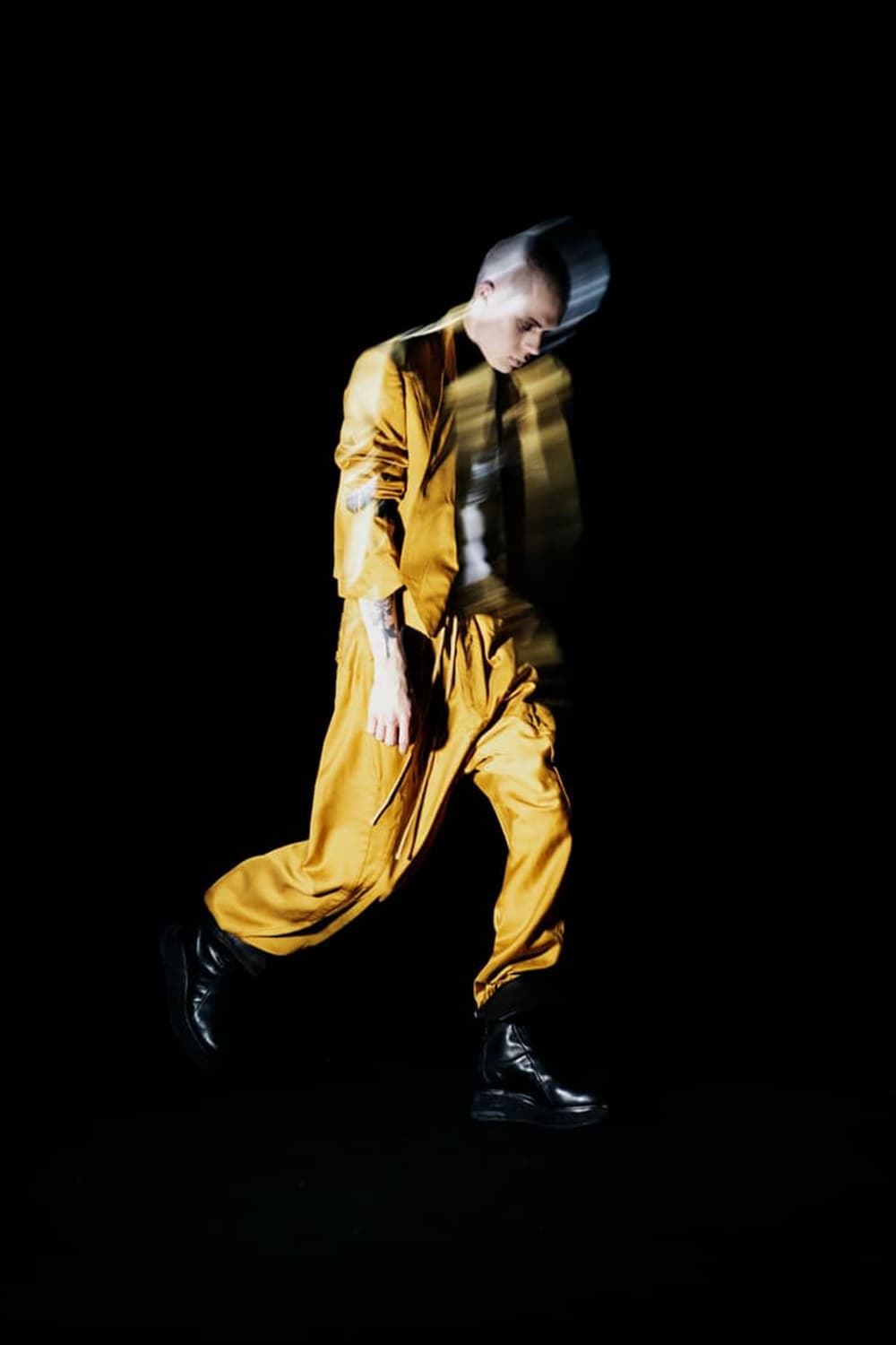 (2)율리우스 JULIUS 23SS 새틴 플레어 팬츠 옐로우 상품이미지1