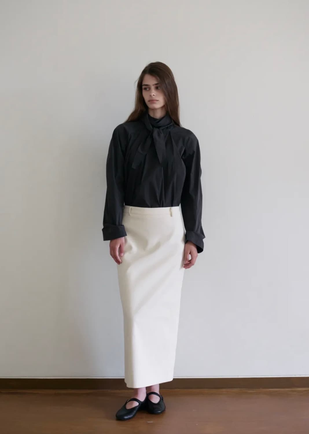 아르토 Draped Half-Neck Tie Blouse_Charcoal 상품이미지4