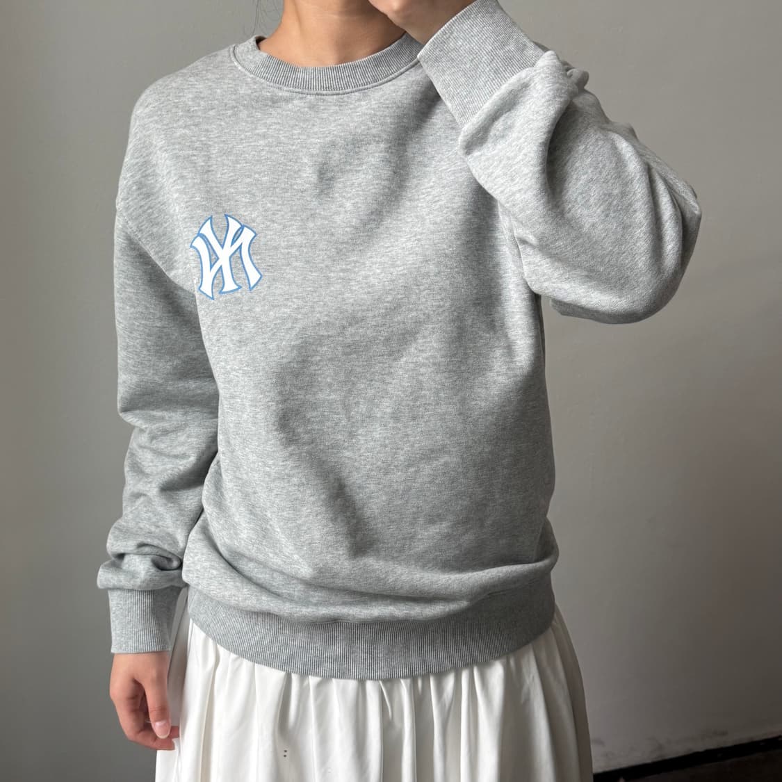 [M] MLB x 디즈니 그레이 맨투맨 상품이미지1