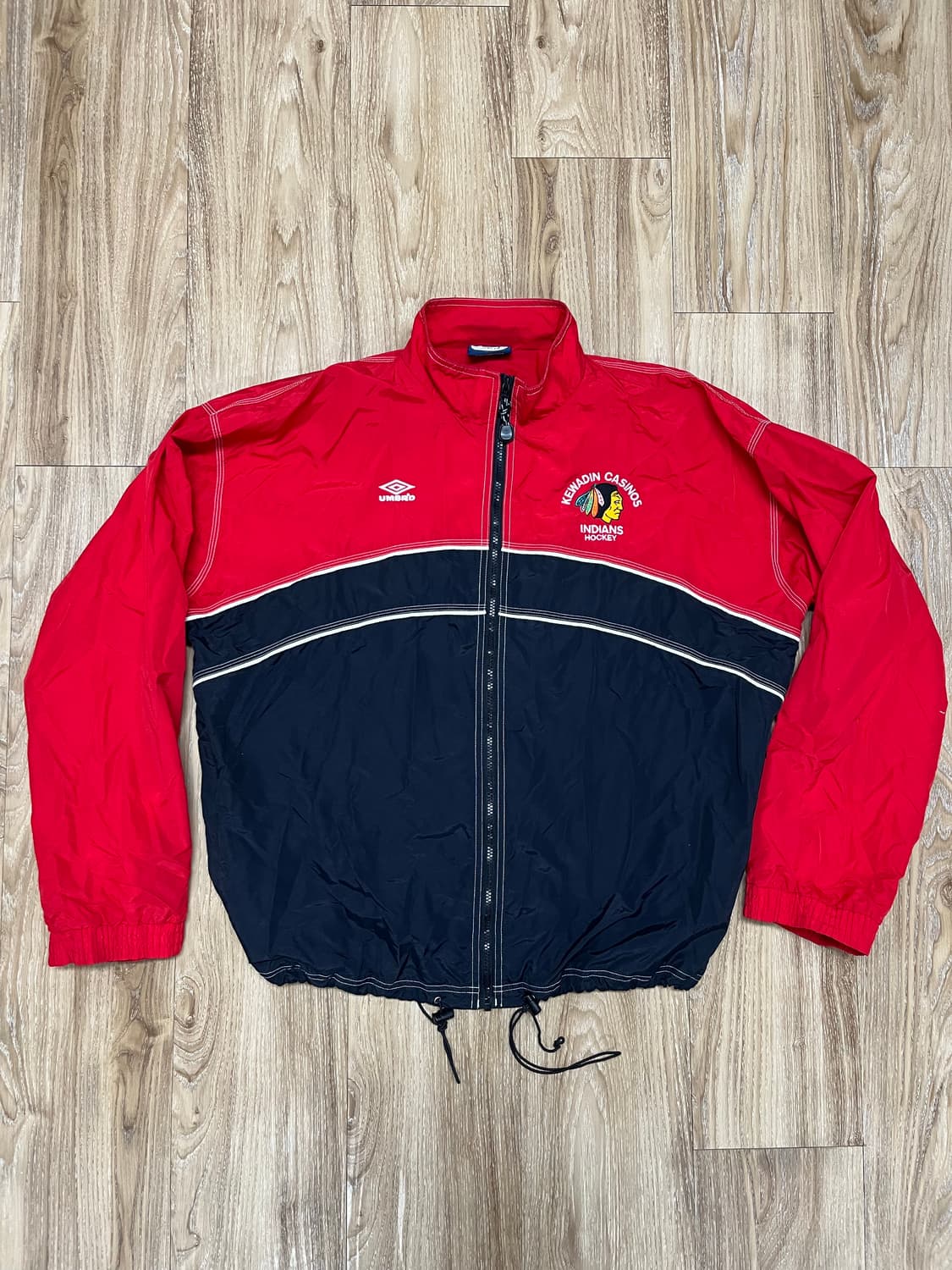 엄브로 케와딘 카지노스 인디언 올드스쿨 바람막이 상품이미지1