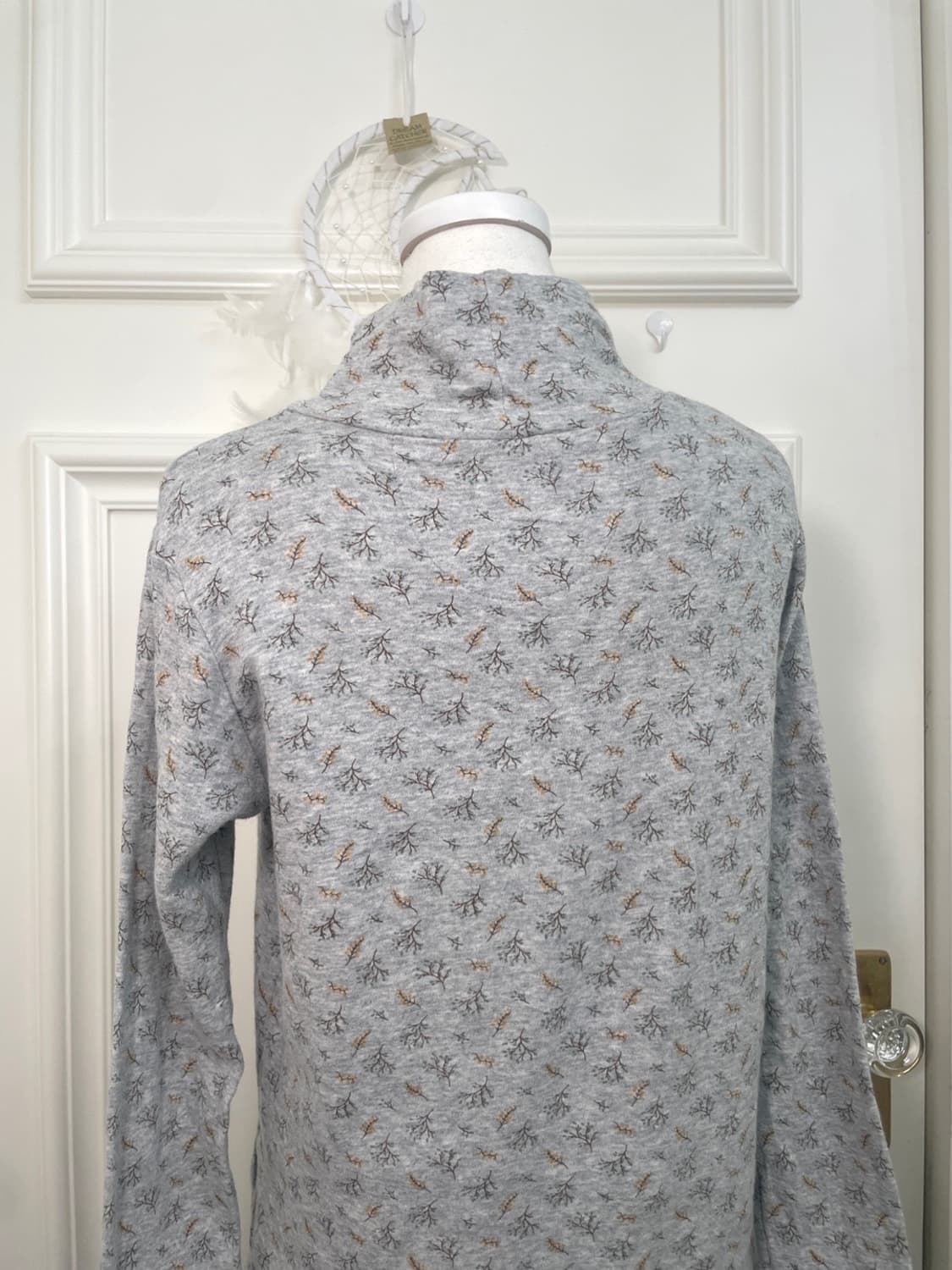 gray flower point turtle-neck cotton top 상품이미지4